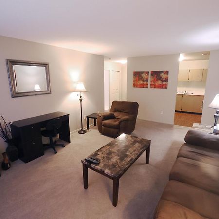 Paris Plaza Apartment Elliot Lake ภายนอก รูปภาพ