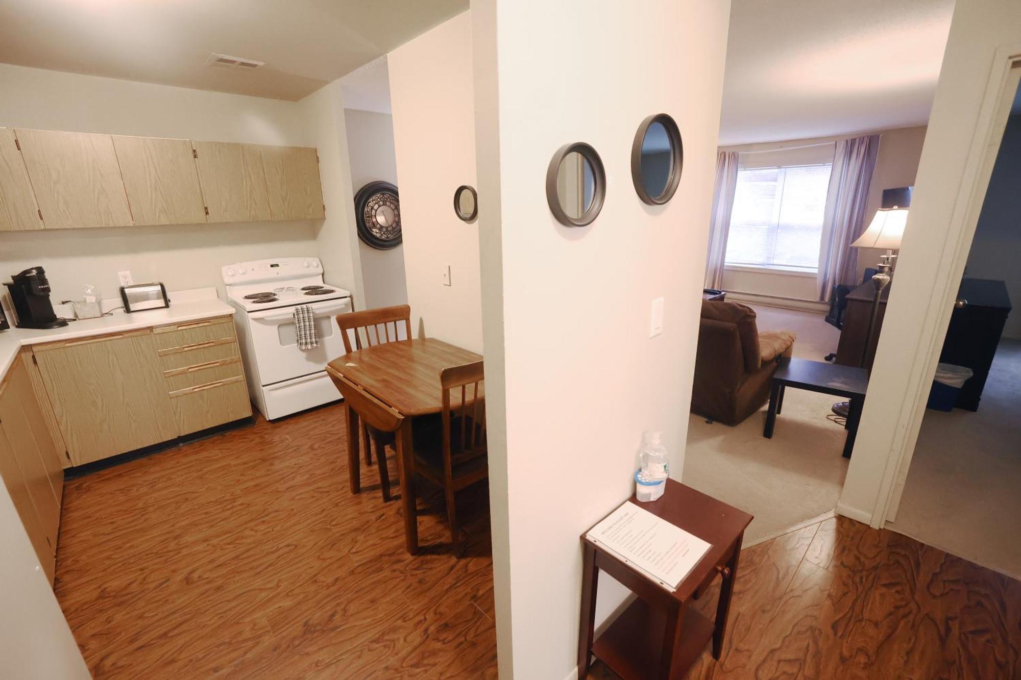 Paris Plaza Apartment Elliot Lake ภายนอก รูปภาพ