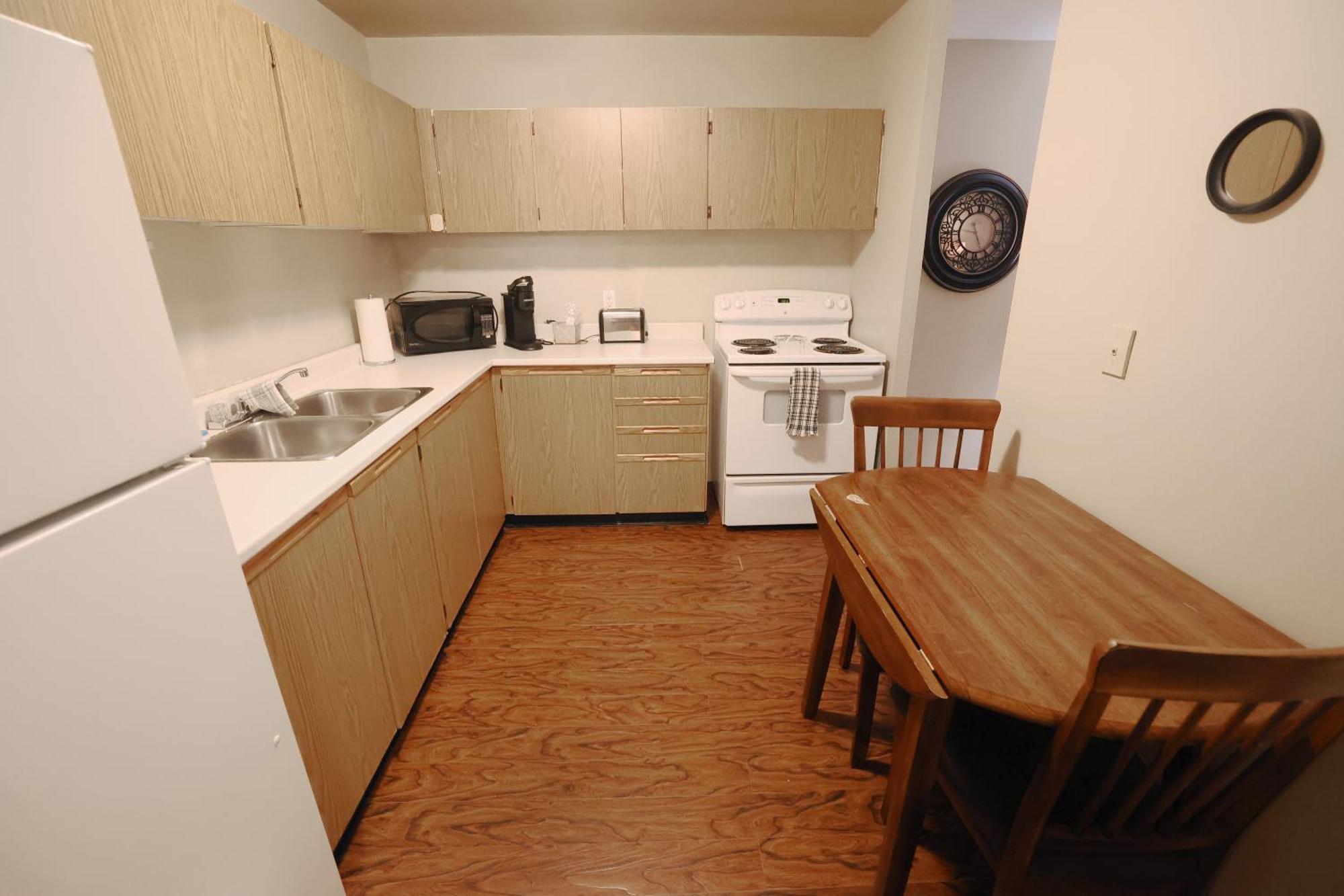 Paris Plaza Apartment Elliot Lake ภายนอก รูปภาพ