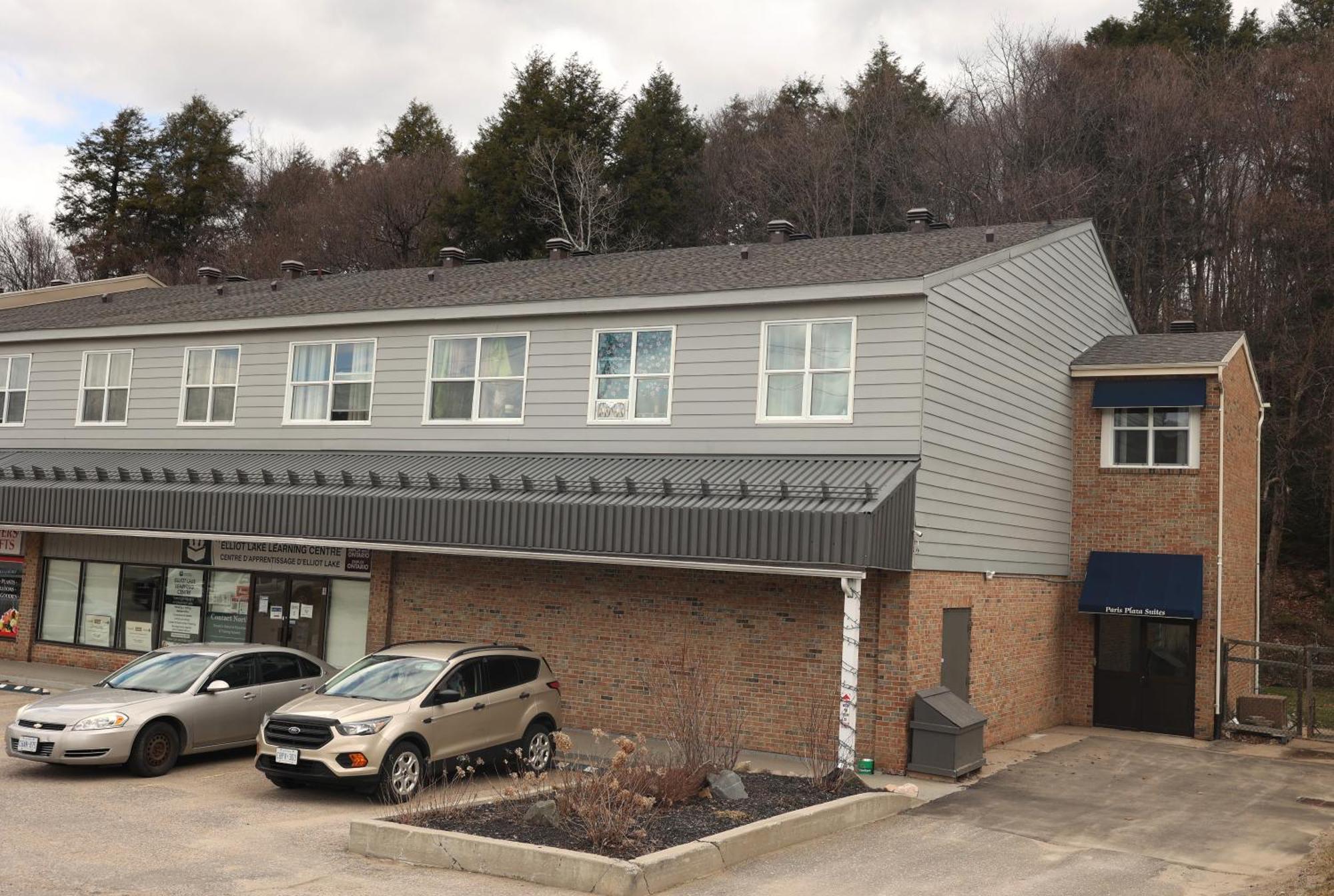 Paris Plaza Apartment Elliot Lake ภายนอก รูปภาพ