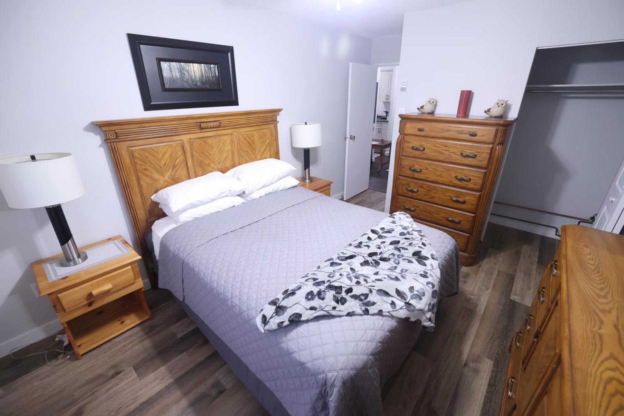 Paris Plaza Apartment Elliot Lake ภายนอก รูปภาพ