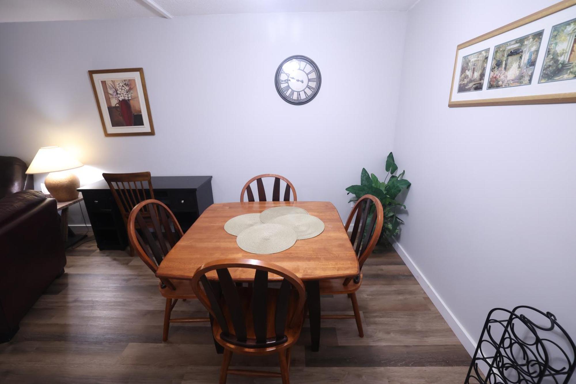 Paris Plaza Apartment Elliot Lake ภายนอก รูปภาพ