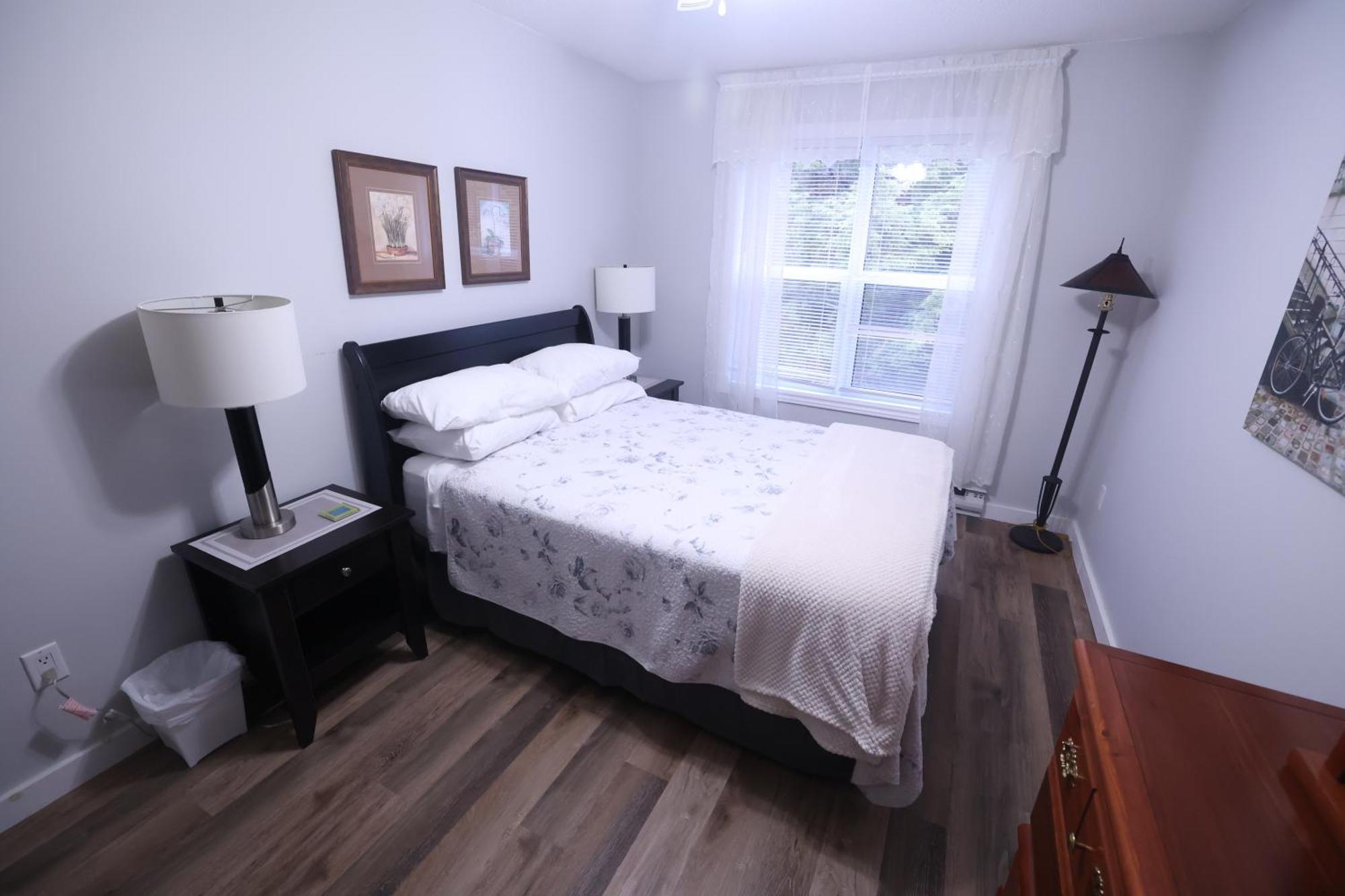 Paris Plaza Apartment Elliot Lake ภายนอก รูปภาพ