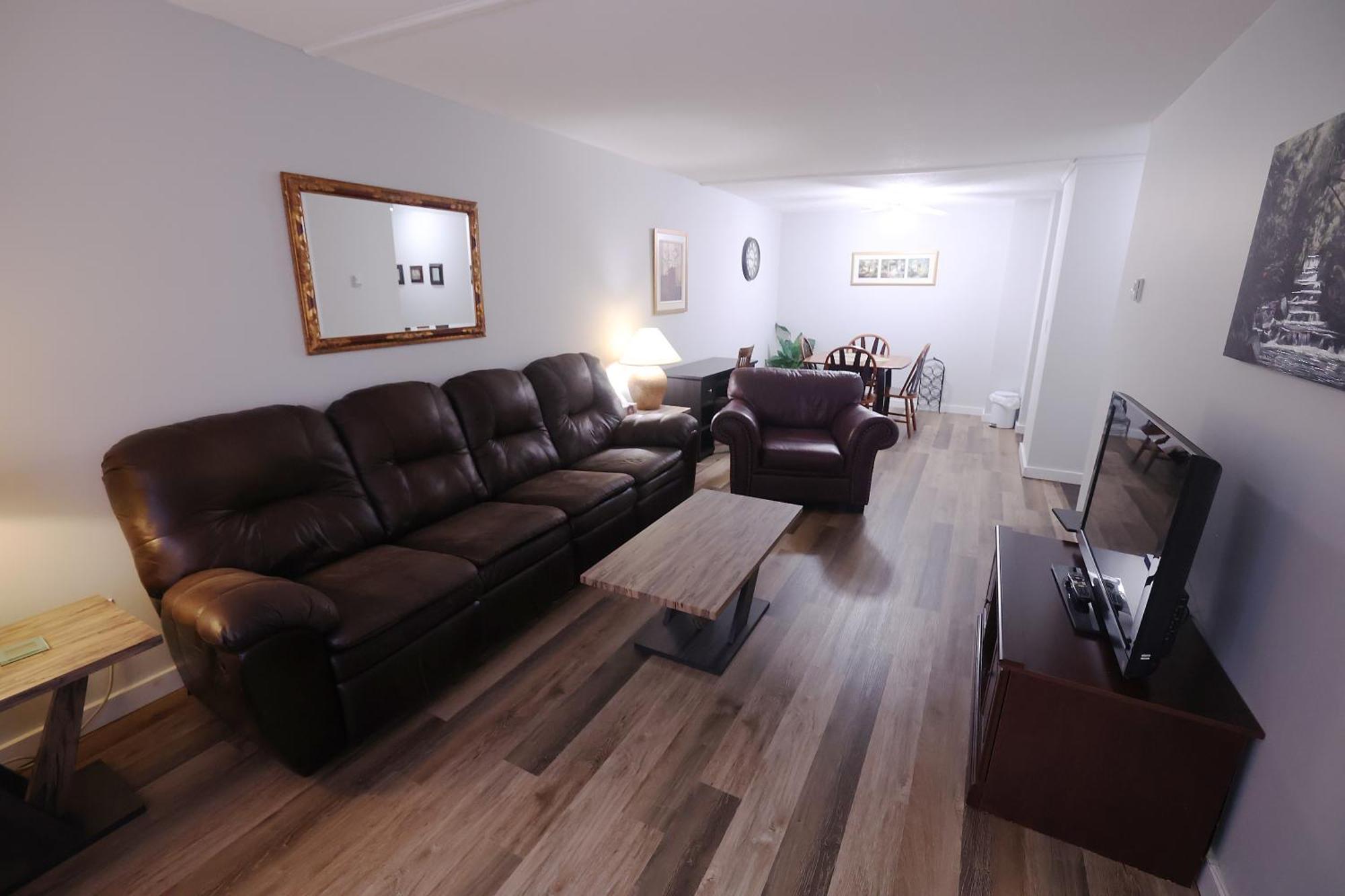 Paris Plaza Apartment Elliot Lake ภายนอก รูปภาพ