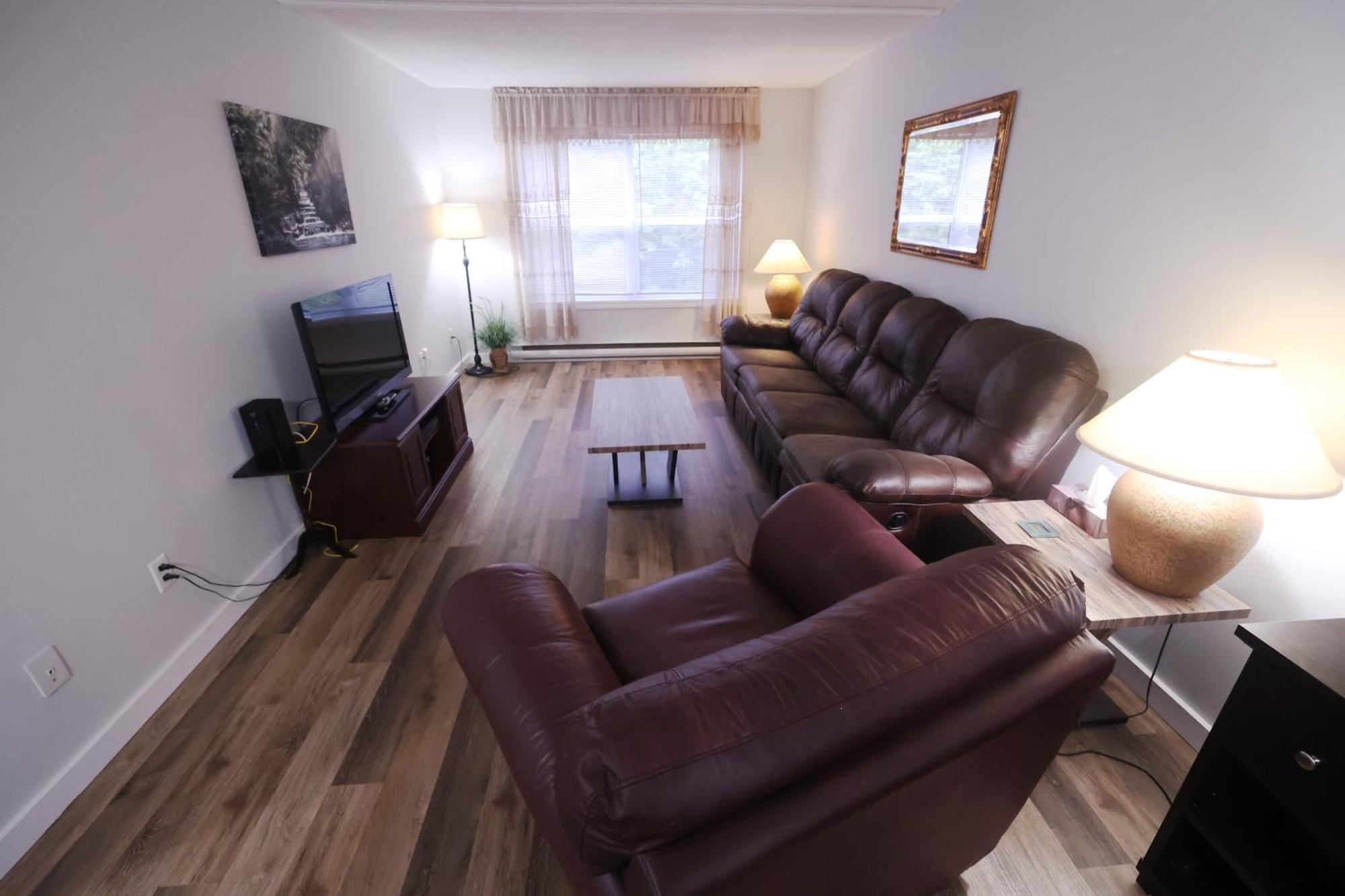 Paris Plaza Apartment Elliot Lake ภายนอก รูปภาพ
