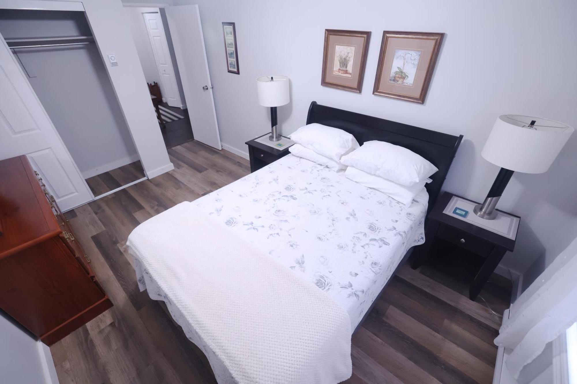Paris Plaza Apartment Elliot Lake ภายนอก รูปภาพ