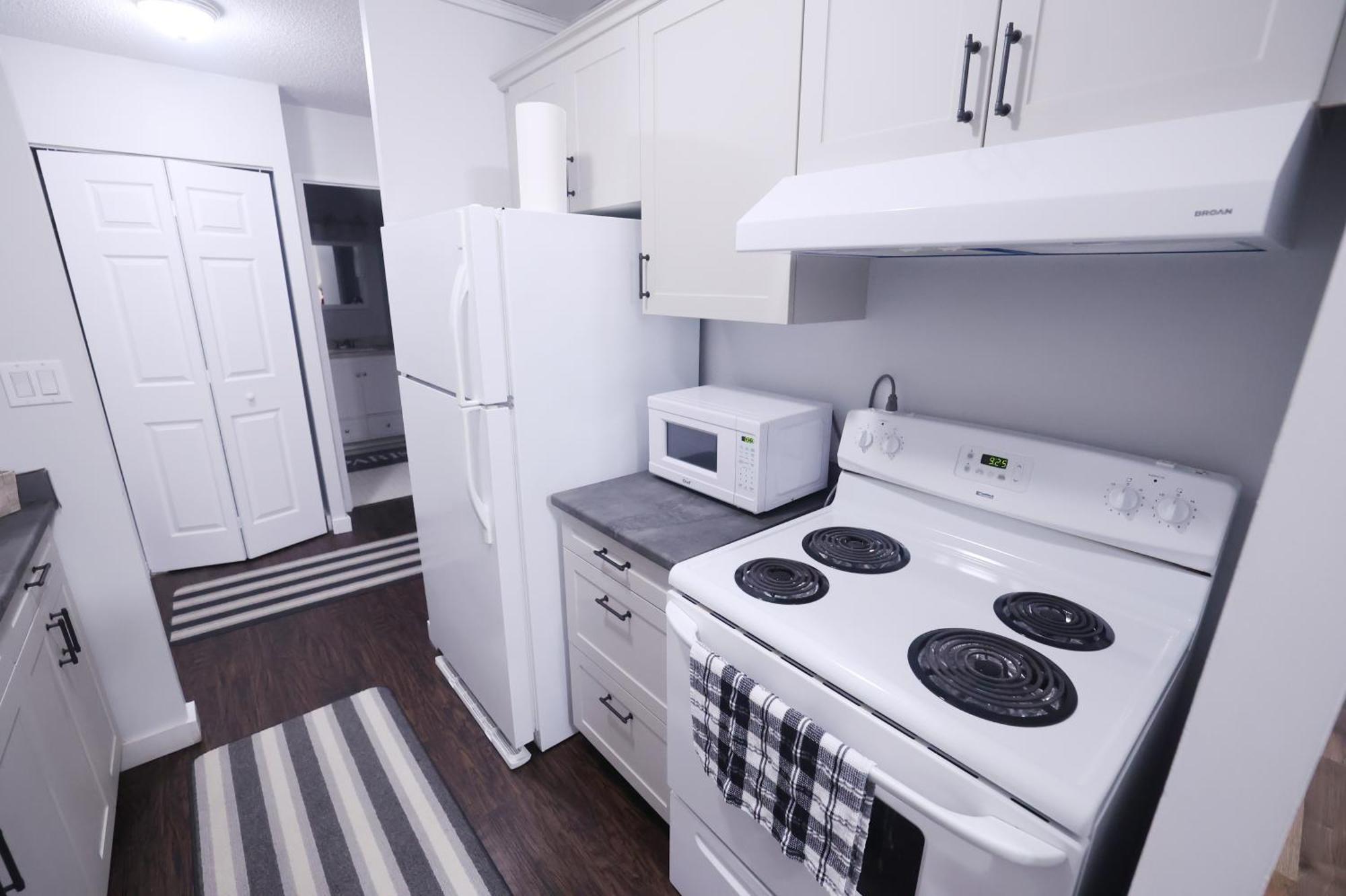 Paris Plaza Apartment Elliot Lake ภายนอก รูปภาพ