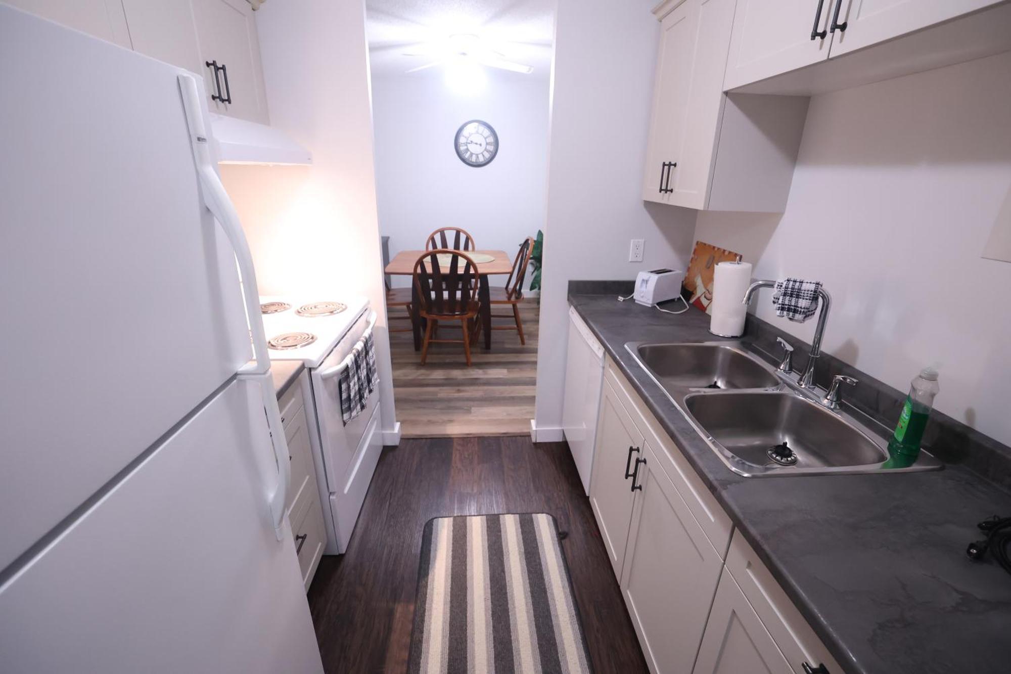 Paris Plaza Apartment Elliot Lake ภายนอก รูปภาพ