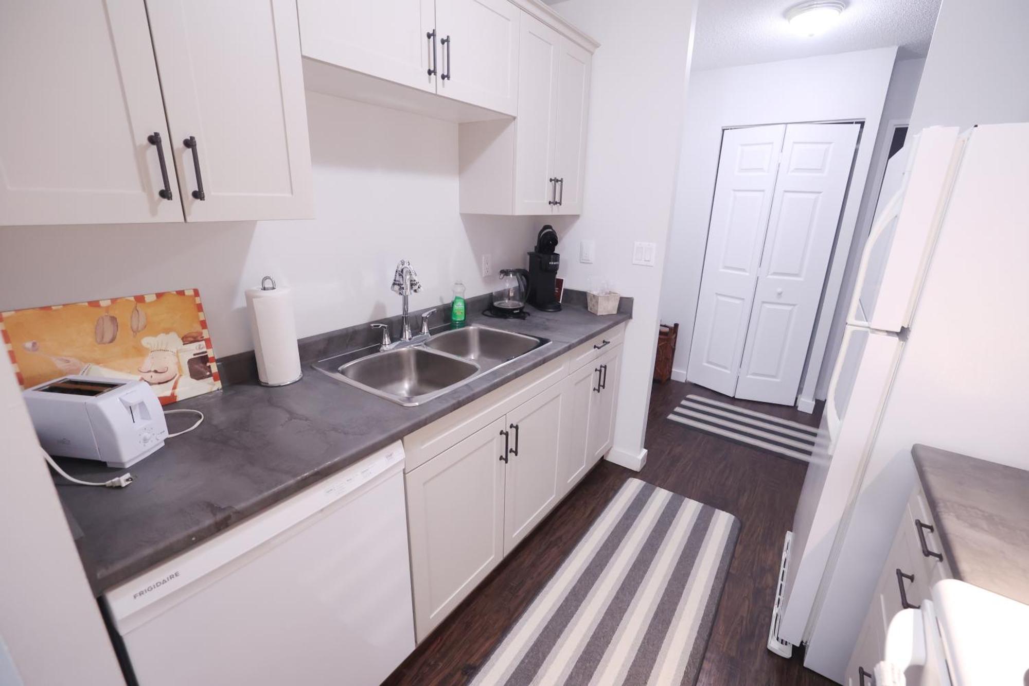 Paris Plaza Apartment Elliot Lake ภายนอก รูปภาพ