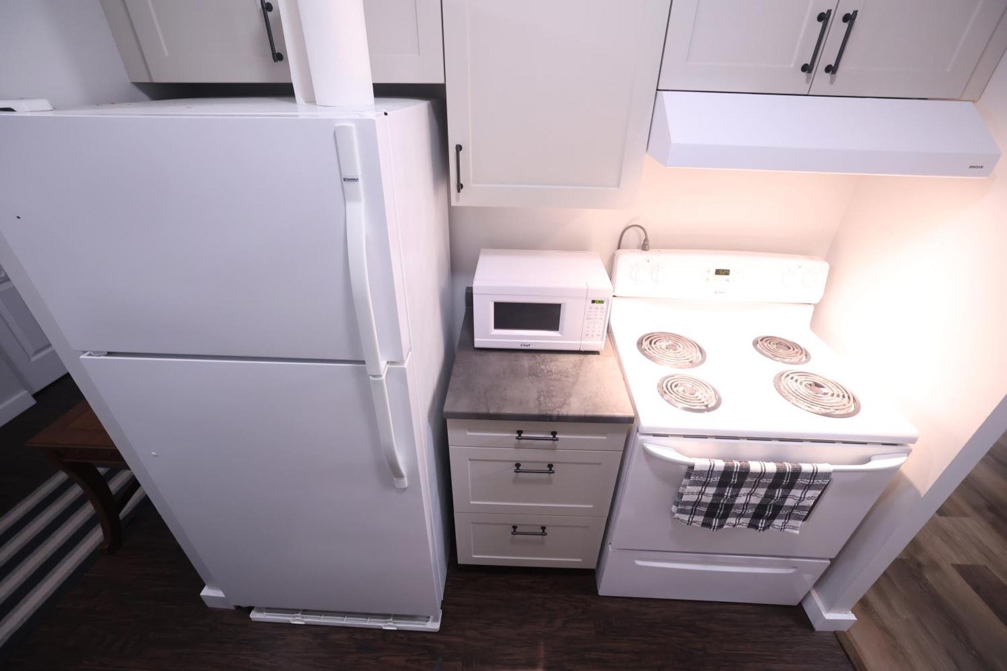Paris Plaza Apartment Elliot Lake ภายนอก รูปภาพ
